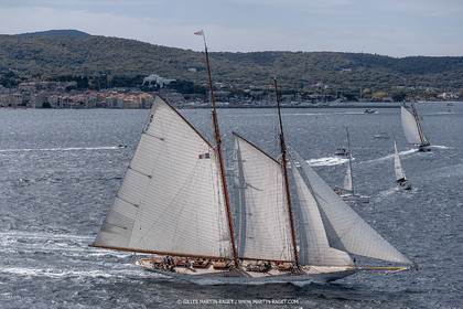 28 09 2022? Saint-Tropez,(FRA,83), Les Voiles de Saint-Tropez 2022 Régate N° 2 poup les modernes, navigation libre pour les grandes goélettes