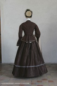 Mai 2004 - La Tour d'Aigues (FRA, 84) Costumes anciens pour l'exposition Femmes du Midi