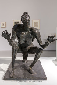 30 10 2023, Montpellier (FRA), oeuvre de Germaine Richier, Exposition Centre Pompidou - Musée Fabre 2023,  La Sauterelle, grande, 1955-1956, Bronze patiné foncé, épreuve d'exposition, Fondeur : Susse, Paris, 137 x 99 x 176 cm, Collection particulière