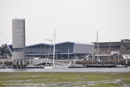 19 05 2010- Lorient- (FRA,56)  - les cinq Pen Duick et l'Hydroptère devant la Cité de la Voile Eric Tabarly