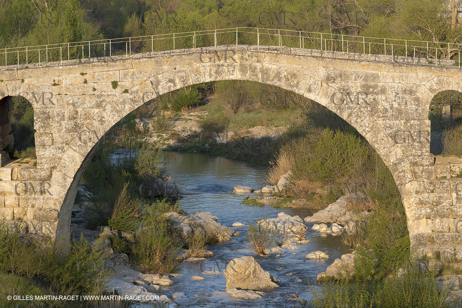 21 04 2018, Bonnieux (FRA,84), Pont Julien et environs