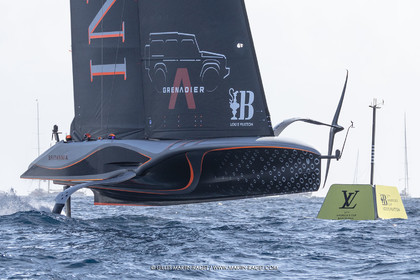 16 10 2024, Barcelona (ESP), Louis Vuitton 37th America's Cup, Final Match, Race Day 4, race 5, INEOS coupe la ligne d'arrivée en vainqueur