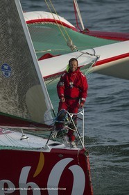 14 08 06 - Isle of Wight (UK) Thomas Civille bat le record du tour des îles britanniques à la voile à bpord de son trimaran Sodebo