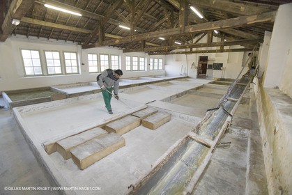 01 02 2007 - Salon de Provence - Fabrication traditionelle du savon de Marseille aux savonneries Marius Fabre - Préparation des bacs avec du talc**01 02 2007 - Salon de Provence - Traditional soap of Marseille making at Marius Fabre soap maker - Tank preparation with talc