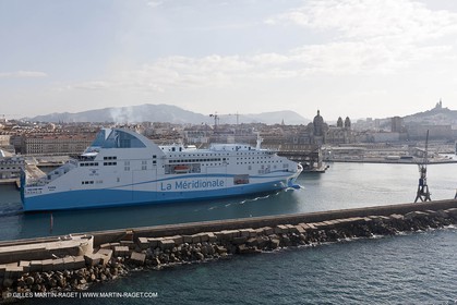 14 01 2012 - Marseille (FRA,13) - Compagnie La Méridionale - le Piana devant Marseille et les Calanques