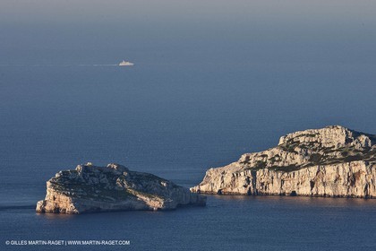 04 04 2009 - Marseille (FRA, 13) - Les Calanques - Yacht off the Grand Congloué (Riou island)