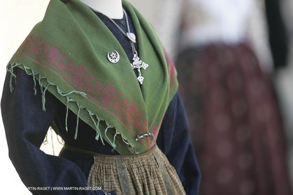 Mai 2004 - La Tour d'Aigues (FRA, 84) Costumes anciens pour l'exposition Femmes du Midi