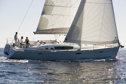 Crusing monohull sailing