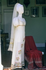 Boutis - Piqués - costumes provençaux - xposition Costumes de chateaux