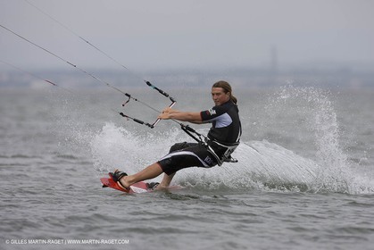 08 05 2008 - Port Saint Louis du Rhône (FRA, 13) - kite surfer Alexandre Caizergues training