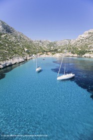 sailing, cruising, monohull at the mooring