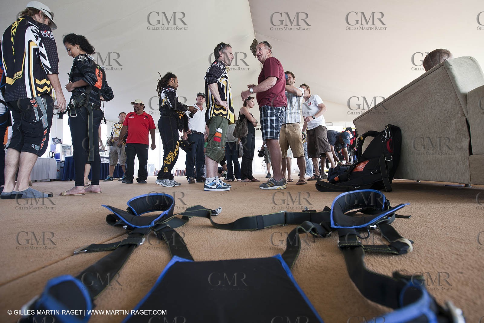 21 11 2010 - Dubai (UAE) - Dubai Louis Vuitton Trophy -  - Day off - James Spithill and Peter Lester go paragliding