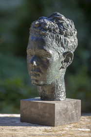 17 04 2022, St Rémy de Provence (FRA,13), Oeuvre de Germaine Richier, Buste n° 2, Rémi Coutin enfant, 1927-1928, Bronze patiné foncé, éreuve d'exposition, 31 x 20 x 21 cm, collection Famille Germaine Richier