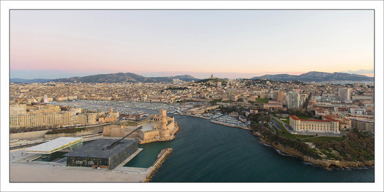 Produit : Tirage photo réalisé par nos soins sur imprimante jet d'encre professionnelle Epson à partir de 8 encres ultrachrome inaltérables (label Digigraphie).Formats au choix : .. 50 x 100 cm. 100 x 200 cmChoix des papiers :. Papier standard brillant 250 gr., filet noir, marge blanche, tirage non signé. Papier haut de gamme satiné 290 gr. filet noir, marge blanche, tirage vérifié et signé par l'auteur.. Autres supports (canvas, acrylique, dibond) sur demandeConditionnement : tube cylindrique renforcé.Options pour l'expédition : . colissimo + dépôt boîte aux lettres (France uniquement). Colissimo avec signature à réception. Transporteur express (2 jours ouvrés) avec signature à réceptionCliquez sur caddie pour sélectionner votre formule et démarrer la procédure de commande en ligne