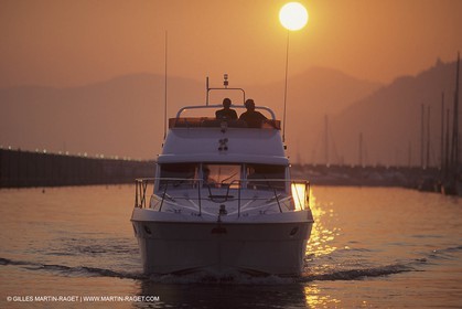 Powerboating, cruising