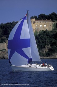 Crusing monohull sailing