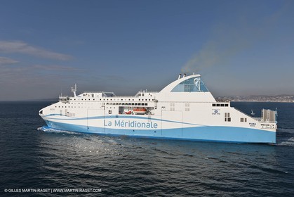 14 01 2012 - Marseille (FRA,13) - Compagnie La Méridionale - le Piana devant Marseille et les Calanques