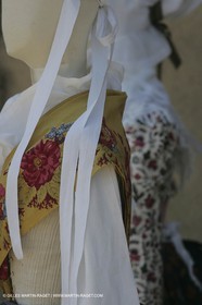 Mai 2004 - La Tour d'Aigues (FRA, 84) Costumes anciens pour l'exposition Femmes du Midi