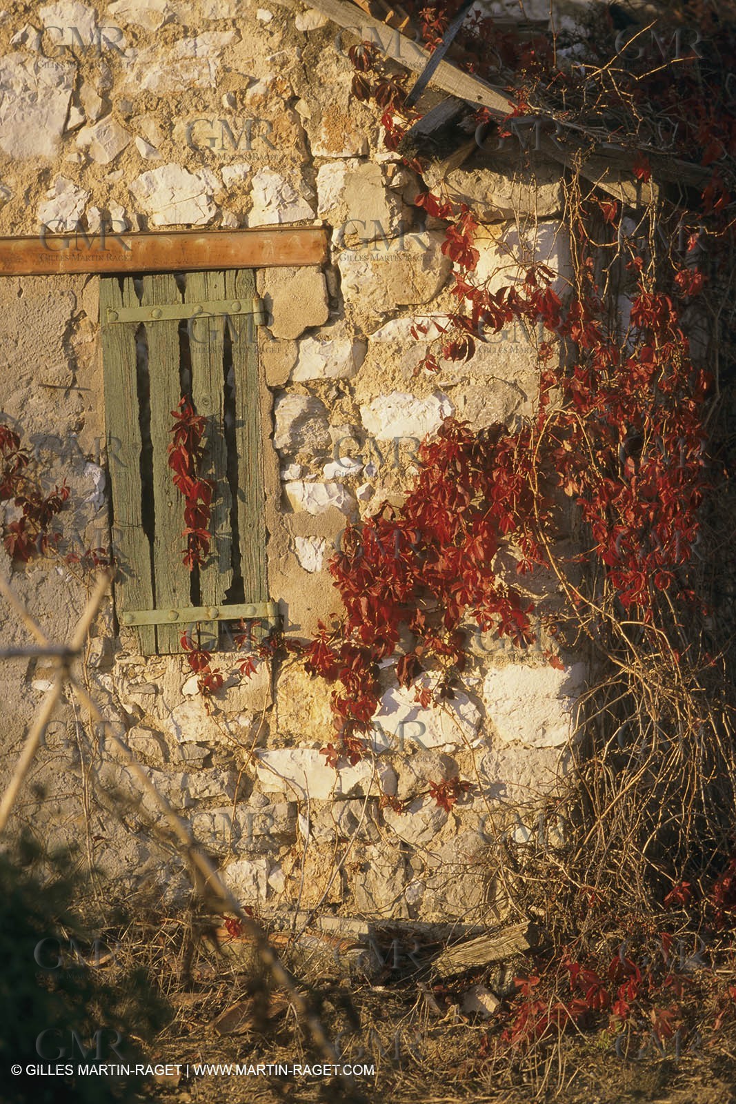 France, Provence, Villages du Luberon, détails, vieilles pierres, portes, toitures