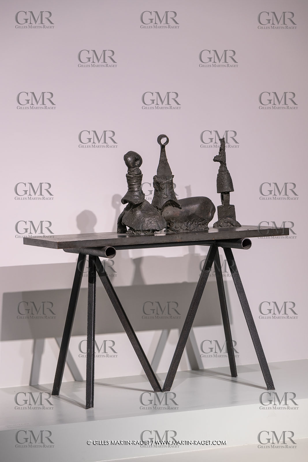 30 10 2023, Montpellier (FRA), oeuvre de Germaine Richier, Exposition Centre Pompidou - Musée Fabre 2023, Trio I ou La Place 1954, Bronze patiné foncé,Numéroté 1 6, Fondeur : L.Thinot, Paris, 56 x 128 x 61 cm, Collection particulière