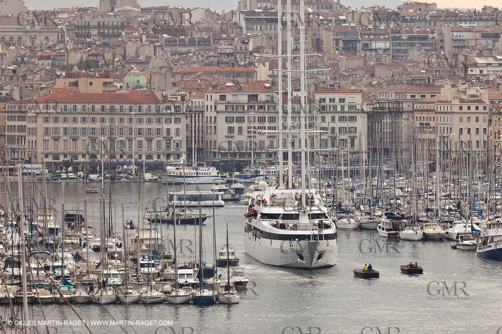 23 10 2010 - Marseille (FRA,13) - Le Ponant - Arrival in Marseille and entrance in the historical port