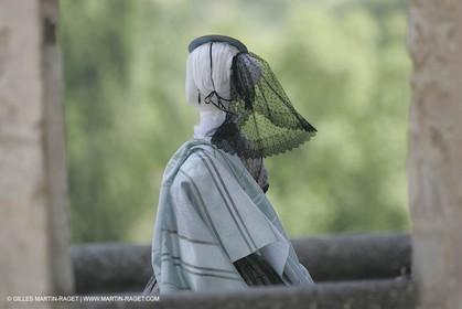 Mai 2004 - La Tour d'Aigues (FRA, 84) Costumes anciens pour l'exposition Femmes du Midi