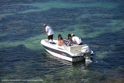 Bateau à Moteur au mouillage