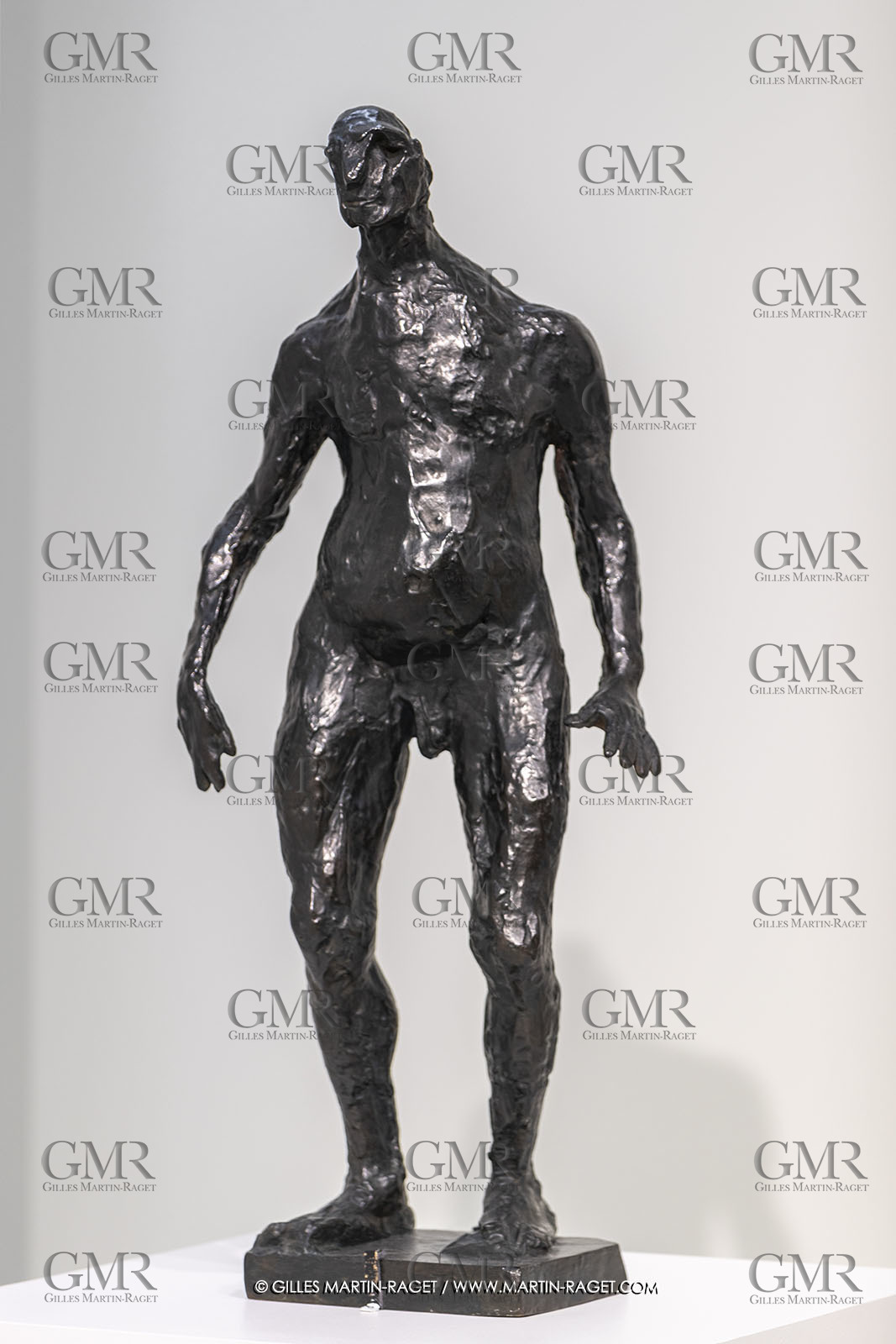 30 10 2023, Montpellier (FRA), oeuvre de Germaine Richier, Exposition Centre Pompidou - Musée Fabre 2023, L'Homme qui marche, 1945, Bronze patiné foncé, épreuve d'exposition, fondeur : L. Thinot, Paris, Centre Pompidou, Musée National d'Art Moderne de Paris, don, 2021