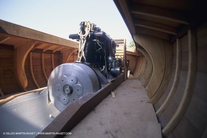 Bateaux à moteur, canots d'époque, Construction de la répolique de Sagitta au chantier Trapani (Cassis, FRA,13)