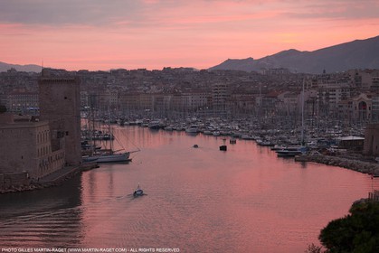 23 10 2010 - Marseille (FRA,13) - Le Ponant - Arrivée à Marseille et entrée dans le Vieux Port