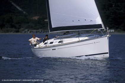 Crusing monohull sailing