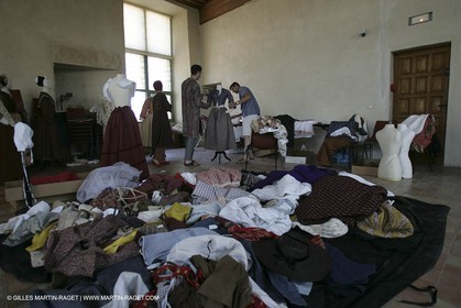Mai 2004 - La Tour d'Aigues (FRA, 84) Costumes anciens pour l'exposition Femmes du Midi