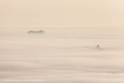 18 07 2012 - Marseille  (FRA ) -  Phénomène d'entrées maritimes - La Nèble (brume, en provençal)