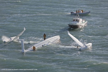 21 12 2008 - Port Saint Louis du Rhône (FRA, 13) - L'Hydroptère peu après son chavirage survenu lors d'une tentative contre le record de vitesse absolu à la voile