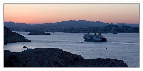 Produit : Tirage photo réalisé par nos soins sur imprimante jet d'encre professionnelle Epson à partir de 8 encres ultrachrome inaltérables (label Digigraphie).Formats au choix : .. 50 x 100 cm. 100 x 200 cmChoix des papiers :. Papier standard brillant 250 gr., filet noir, marge blanche, tirage non signé. Papier haut de gamme satiné 290 gr. filet noir, marge blanche, tirage vérifié et signé par l'auteur.. Autres supports (canvas, acrylique, dibond) sur demandeConditionnement : tube cylindrique renforcé.Options pour l'expédition : . colissimo + dépôt boîte aux lettres (France uniquement). Colissimo avec signature à réception. Transporteur express (2 jours ouvrés) avec signature à réceptionCliquez sur caddie pour sélectionner votre formule et démarrer la procédure de commande en ligne