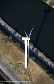 Eolienne en Camargue près de Port Saint Louis du Rhône