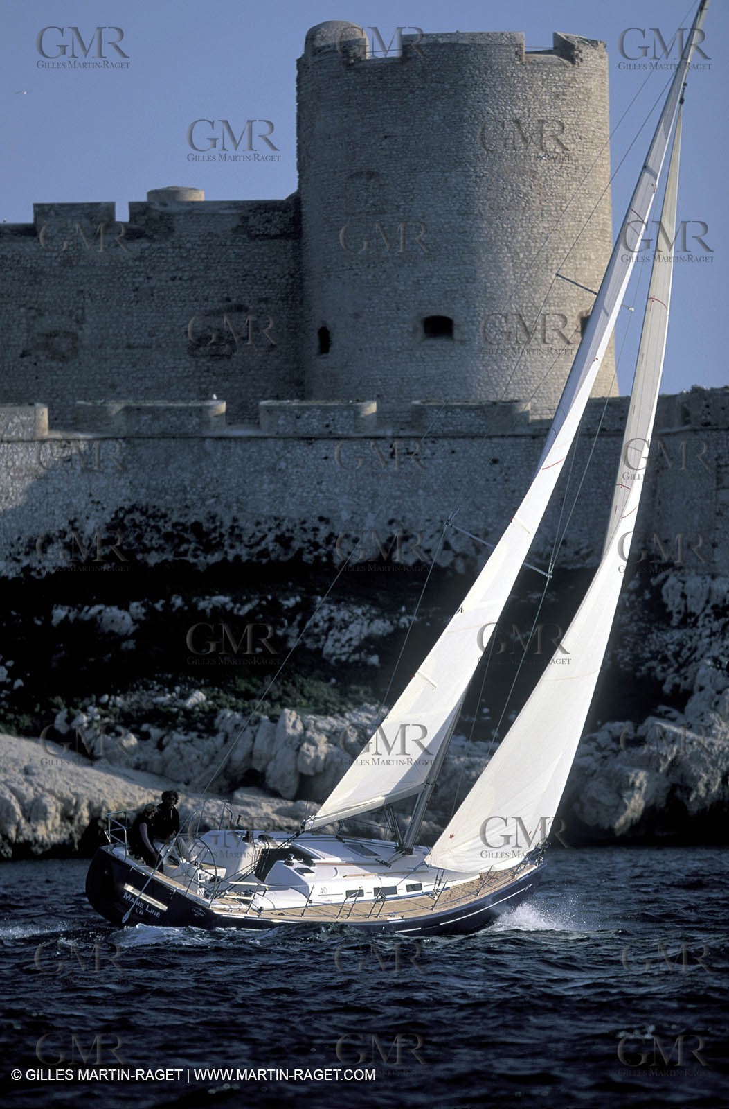 Crusing monohull sailing