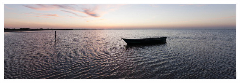 Produit : Tirage photo réalisé par nos soins sur imprimante jet d'encre professionnelle Epson à partir de 8 encres ultrachrome inaltérables (label Digigraphie).Formats au choix : .. 20 x 60 cm. 33 x 95 cm. 52 x 150 cmChoix des papiers :. Papier standard brillant 250 gr., filet noir, marge blanche, tirage non signé. Papier haut de gamme satiné 290 gr. filet noir, marge blanche, tirage vérifié et signé par l'auteur.. Tirages d'art (Digigraphies) signées, numérotées, tamponnées, enregistrées sur demande. Autres supports (canvas, acrylique, dibond) sur demandeConditionnement : tube cylindrique renforcé.Options pour l'expédition : . Colissimo + dépôt boîte aux lettres (France uniquement). Colissimo avec signature à réception. Transporteur express (2 jours ouvrés) avec signature à réceptionCliquez sur caddie pour sélectionner votre formule et démarrer la procédure de commande en ligne