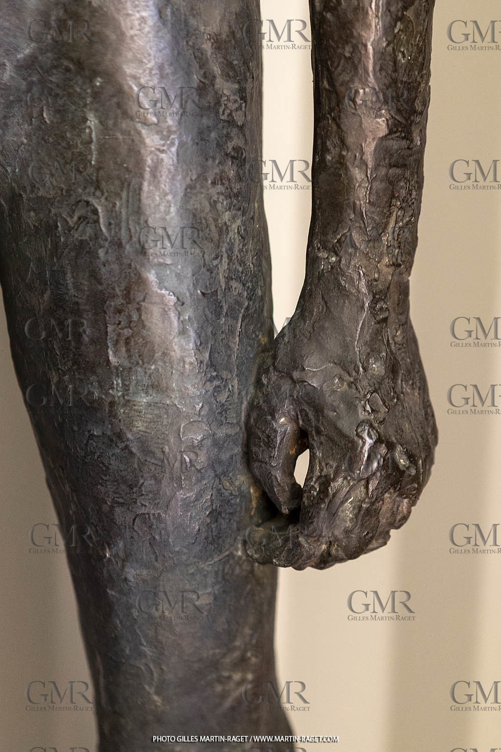 20 07 2020, St Rémy de Provence, Oeuvre de Germaine Richier, Torse I 1934, Bronze patiné foncé, épreuve d'exposition, Fondeur : Susse, Paris, 108 X 47,5 X 33 cm, collection particulière,