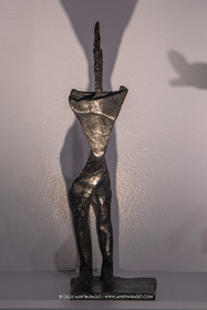 30 10 2023, Montpellier (FRA), oeuvre de Germaine Richier, Exposition Centre Pompidou - Musée Fabre 2023, Guerrier n°1 1953, Bronze patiné foncé, Numéroté 6 8, fondeur : L. Thinot, Paris, 23 x 8 x 7,5 cm, Collection particulière