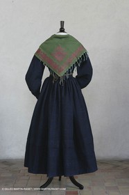 Mai 2004 - La Tour d'Aigues (FRA, 84) Costumes anciens pour l'exposition Femmes du Midi