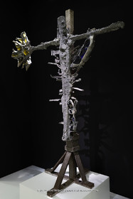 28 02 2023, Paris (FRA), oeuvre de Germaine Richier, Exposition Centre Pompidou - Musée Fabre 2023,  La Croix avec verres de couleurs 1953, Plomb avec verres colorés jaune et bleu, Pièce unique, 210 x 161,5 x 75 cm, Collection famille Germain Richier