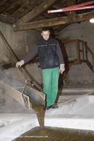 01 02 2007 - Salon de Provence - Fabrication traditionelle du savon de Marseille aux savonneries Marius Fabre - Coulée dans les bacs**01 02 2007 - Salon de Provence - Traditional soap of Marseille making at Marius Fabre soap maker - soap sent in open tanks