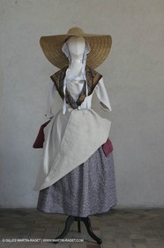 Mai 2004 - La Tour d'Aigues (FRA, 84) Costumes anciens pour l'exposition Femmes du Midi