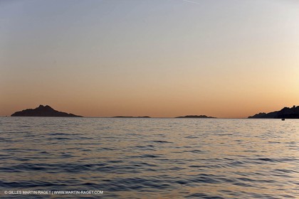 06 05 2009 - Marseille (FRA, 13) - Les Calanques - Au pied des falaises de Castelviel