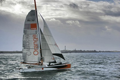 Orange II-Trophée Jules Verne 2005-Orange II et Bruno Peyron franchissent la ligne de départ devant le phare de Ouessant