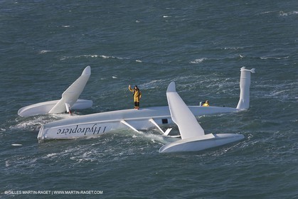 21 12 2008 - Port Saint Louis du Rhône (FRA, 13) - L'Hydroptère peu après son chavirage survenu lors d'une tentative contre le record de vitesse absolu à la voile