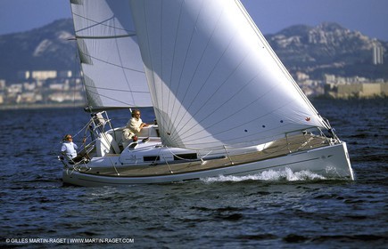 Crusing monohull sailing