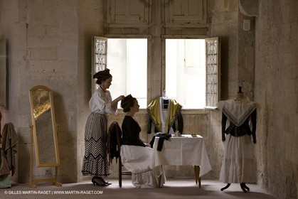 04 03 2007 - Arles - Queen of Arles and her assistants - winter costume trials