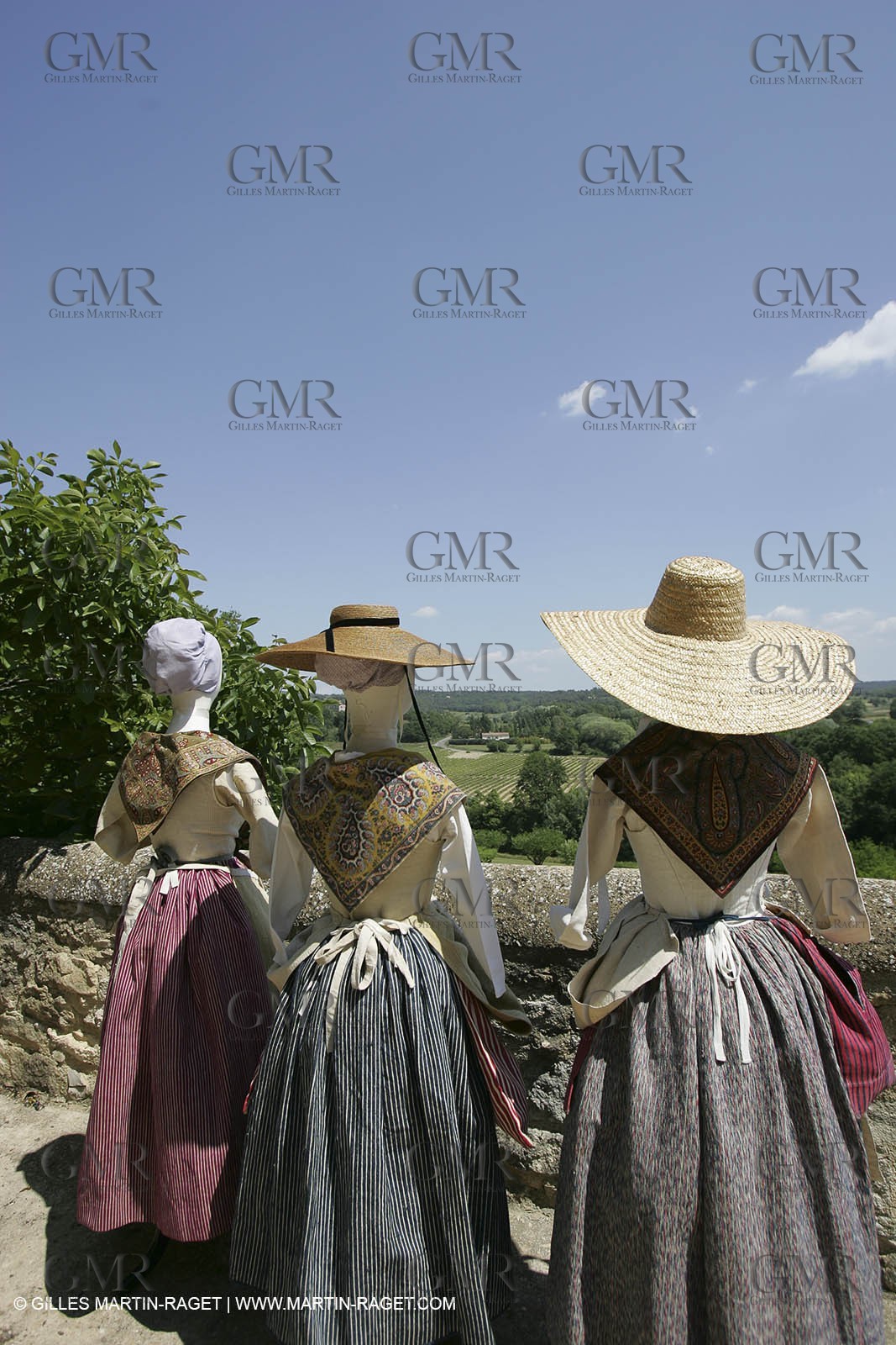 May 2004 - La Tour d'Aigues (FRA, 84) - Old costumes for women of the South exhibition